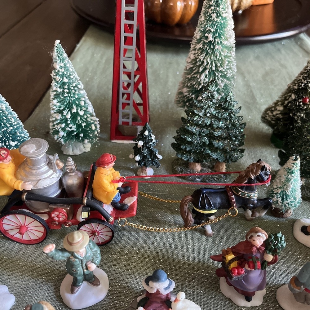 Christmas Village Figures Lot Unbranded ?O'Well Christmas Valley? 45+ Pieces - Picture 11 of 15